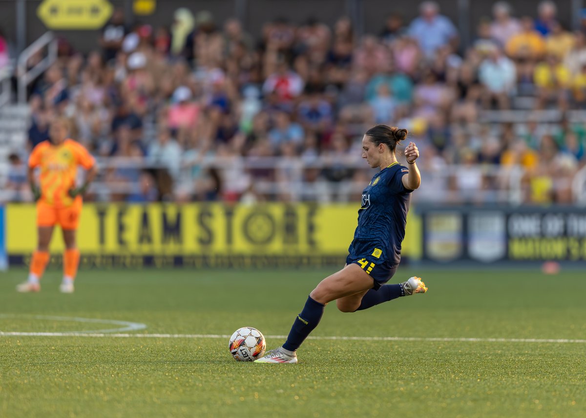 USouthFlorida's tweet image. From #USF to the pros: Meet grad student and soccer star Vivianne Bessette!🤘⚽️
A standout defender for the @TampaBaySunFC, Bessette helped lead her team to a championship title during their inaugural season. At the same time, she's also pursing a master's degree in exercise…