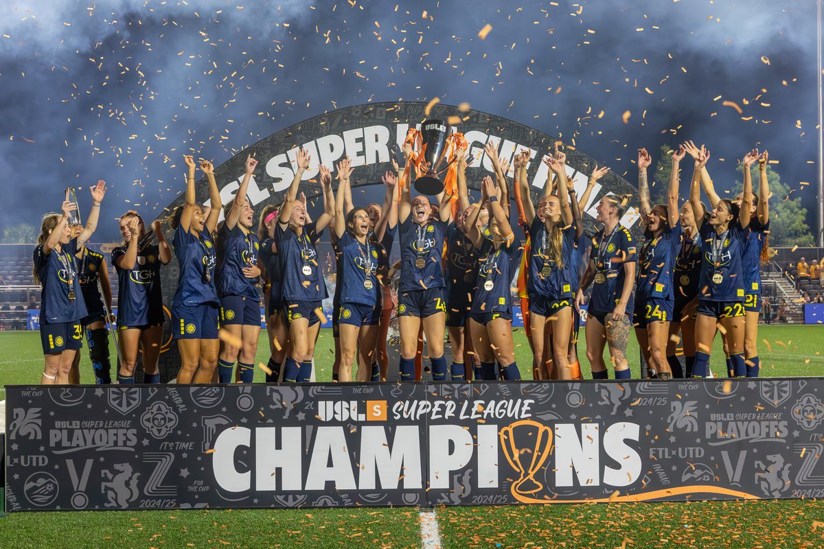 USouthFlorida's tweet image. From #USF to the pros: Meet grad student and soccer star Vivianne Bessette!🤘⚽️
A standout defender for the @TampaBaySunFC, Bessette helped lead her team to a championship title during their inaugural season. At the same time, she's also pursing a master's degree in exercise…