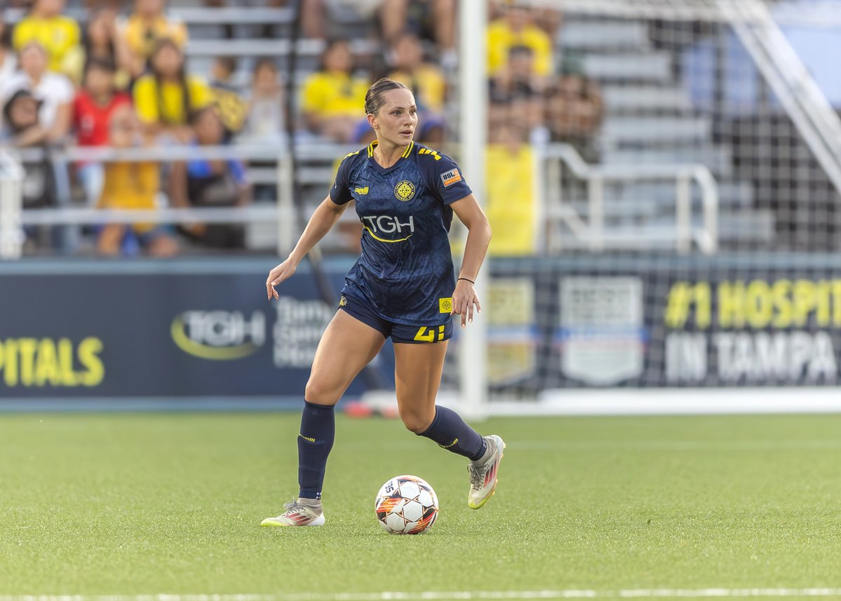 USouthFlorida's tweet image. From #USF to the pros: Meet grad student and soccer star Vivianne Bessette!🤘⚽️
A standout defender for the @TampaBaySunFC, Bessette helped lead her team to a championship title during their inaugural season. At the same time, she's also pursing a master's degree in exercise…