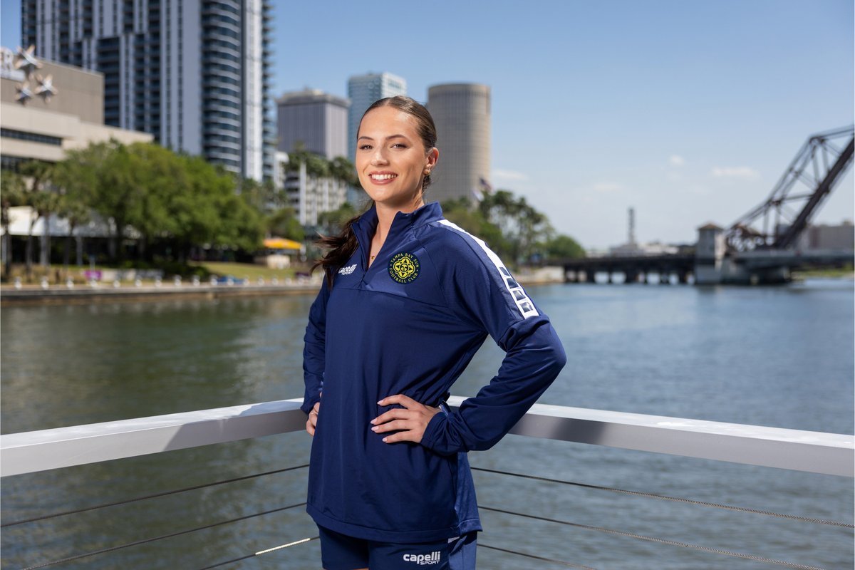 USouthFlorida's tweet image. From #USF to the pros: Meet grad student and soccer star Vivianne Bessette!🤘⚽️
A standout defender for the @TampaBaySunFC, Bessette helped lead her team to a championship title during their inaugural season. At the same time, she's also pursing a master's degree in exercise…