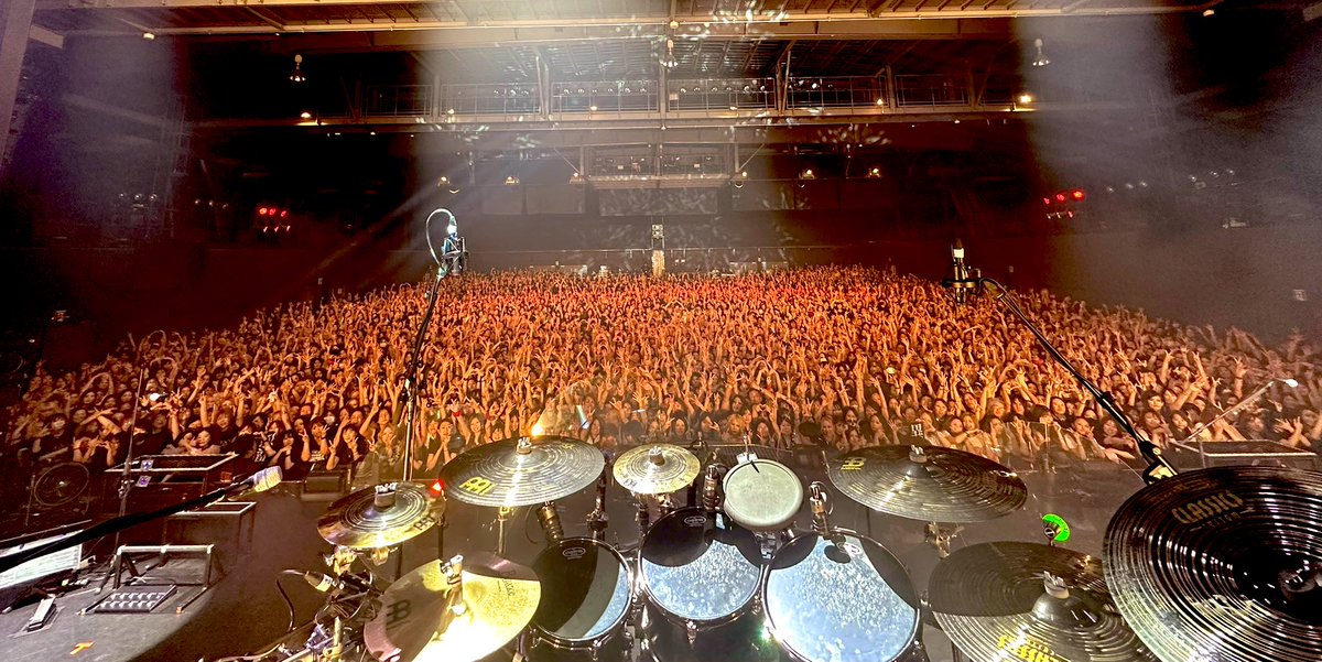 KAI_theGazettE_'s tweet photo. 豊洲PITお疲れ様。

みんなの顔を見れるたびに沢山救われるし、沢山安心できる。
今日も変わらずありがとうー。
次は「共喰い」
また一緒に楽しい時間を作ろうね。

今日はいつも後ろで支えてくれるドラムテックのRyo君付き✨
お疲れ様でした。

#theGazettE https://t.co/vpLGVrulAe