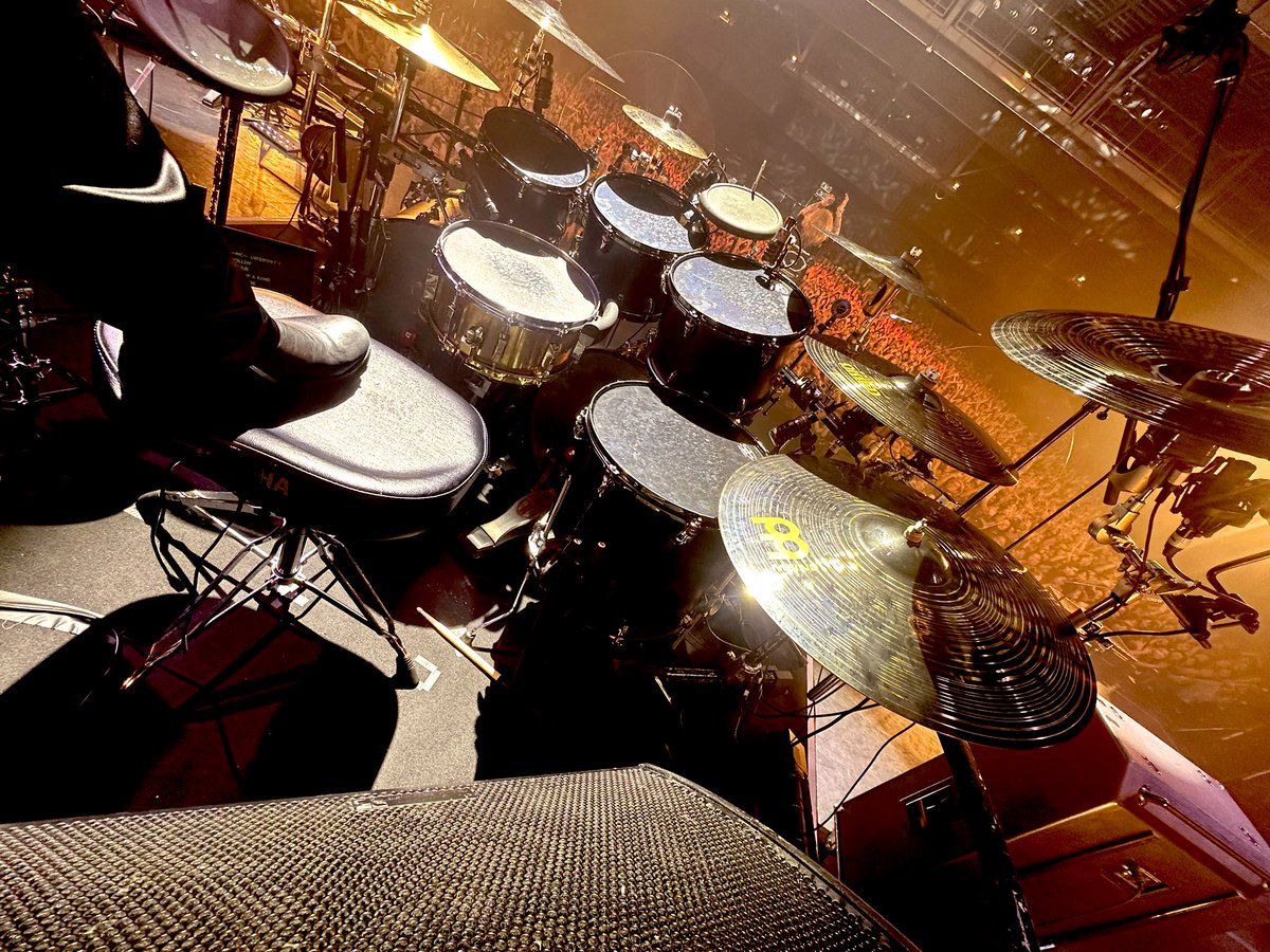 KAI_theGazettE_'s tweet photo. 豊洲PITお疲れ様。

みんなの顔を見れるたびに沢山救われるし、沢山安心できる。
今日も変わらずありがとうー。
次は「共喰い」
また一緒に楽しい時間を作ろうね。

今日はいつも後ろで支えてくれるドラムテックのRyo君付き✨
お疲れ様でした。

#theGazettE https://t.co/vpLGVrulAe