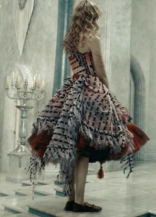 iaravalenn's tweet photo. Siempre me parecio una joyita el vestuario de alicia en el país de las maravillas THAT DRESS!!! https://t.co/0JhtaTjujJ
