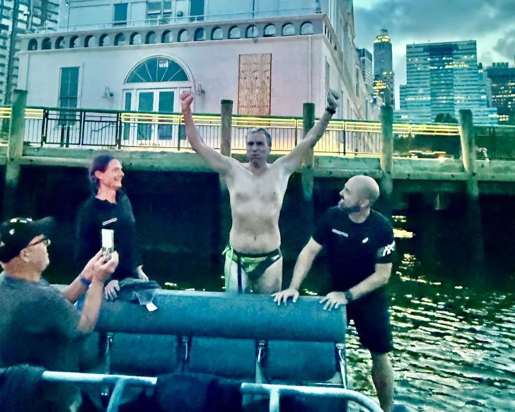 World Open Water (@worldopenwater1) on Twitter photo The incredible story of Gerrard Gosens, who becomes the first-ever totally blind athlete (blind from birth) to conquer New York City's legendary 20âBridges swimâa grueling 28-mile circumnavigation of Manhattan completed in 9hâŻ08mâŻ47s!
đ Full story : openwaterswimming.com/gerrard-gosens⌠The incredible story of Gerrard Gosens, who becomes the first-ever totally blind athlete (blind from birth) to conquer New York City's legendary 20âBridges swimâa grueling 28-mile circumnavigation of Manhattan completed in 9hâŻ08mâŻ47s!
đ Full story : openwaterswimming.com/gerrard-gosensâŚ