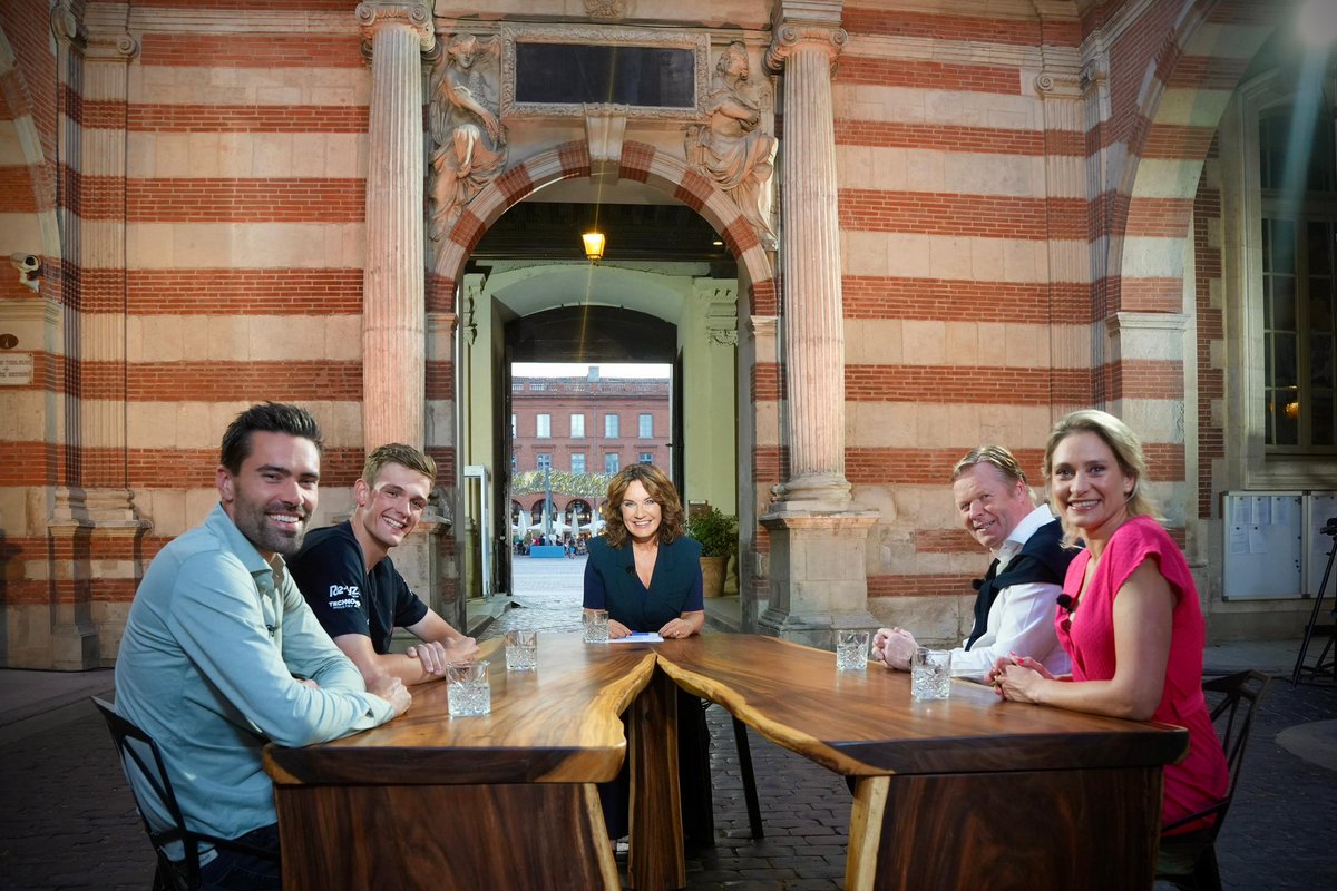 De avondetappe vanuit Toulouse met Dione de Graaff <a href="/RonaldKoeman/">Ronald Koeman</a> @tom_dumoulin <a href="/RoxaneKnetemann/">Roxane Knetemann</a> roel van sintmaartensdijk <a href="/NOSsport/">NOS Sport</a>