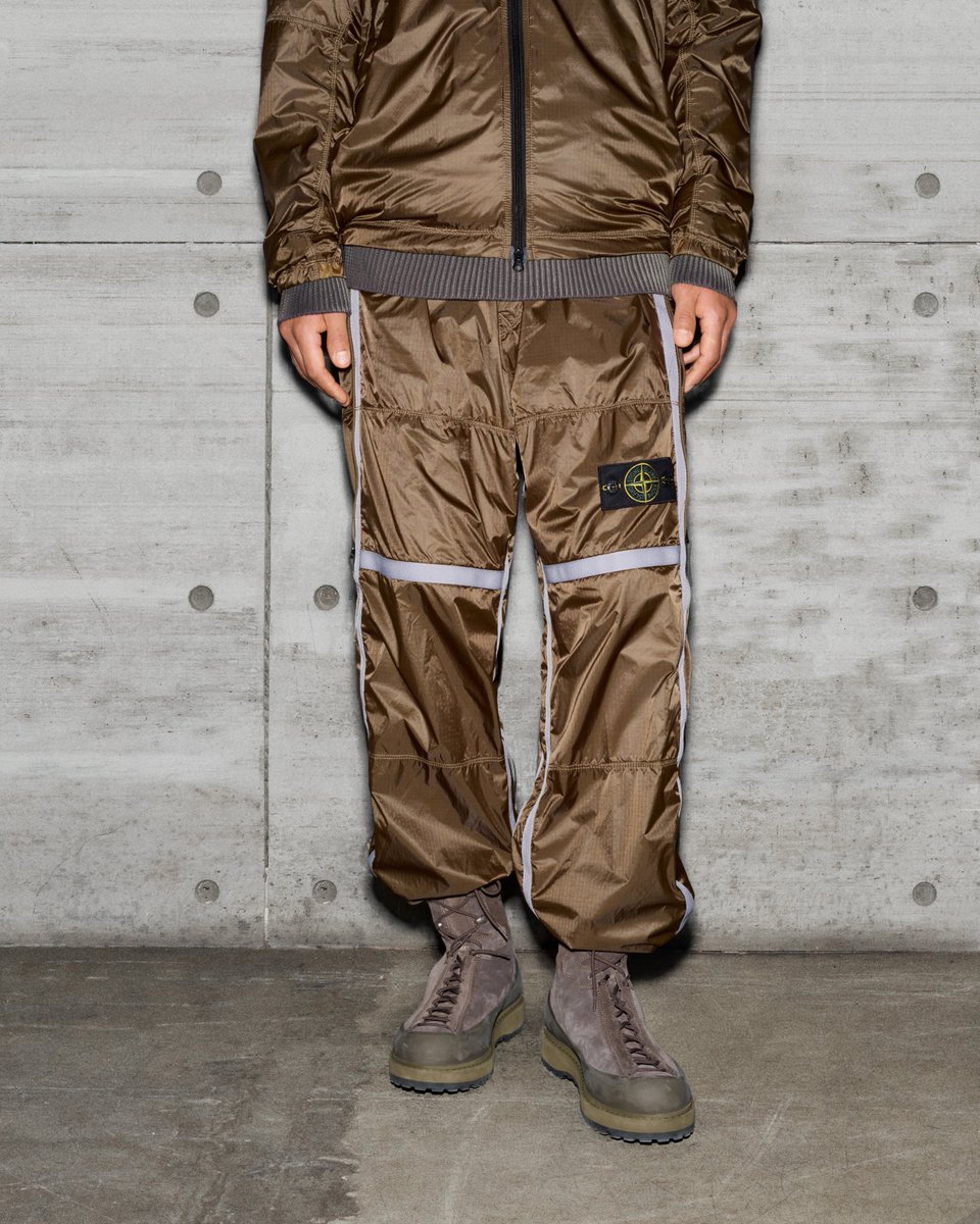 STONE ISLAND AUTUMN_WINTER ‘025-‘026

3100027 Ripstop Light HT Nylon: joggers in lightweight yet durable high-tenacity ripstop nylon, featuring side two-way zips opening onto separate pockets.

#StoneIslandAW25