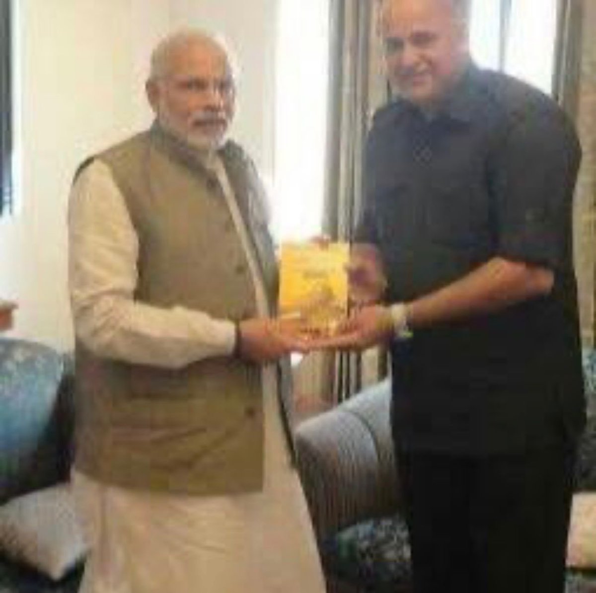 जयमरु प्रदेश #हमारी_मांग_मरुप्रदेश 
श्री राजेंद्र राठौड़ जी मरु प्रदेश और भील प्रदेश माँग करने वालों को देशद्रोह की श्रेणी में मानते हो तो हमारे पीएम और आप के सब से बड़े नेता माननीय नरेन्द्र मोदी जी ने मरु प्रदेश का  ज्ञापन पकड़ कर फ़ोटो खिंचवाई है तो आप इन को क्या कहोगे