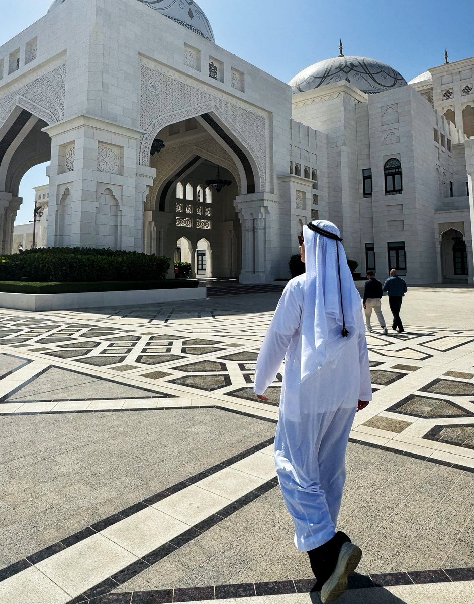 YJFNow's tweet photo. 阿布扎比🕌
          🏎️充满速度与激情的城市❤️‍🔥
 壕到闪光的总统府和充满施华洛世奇💎的清真寺
    🎢4.8G的Formula Rossa第一排爽到无法呼吸
          家里0度外面48度的幸福企鹅🐧 https://t.co/2Tv6FGw3tJ