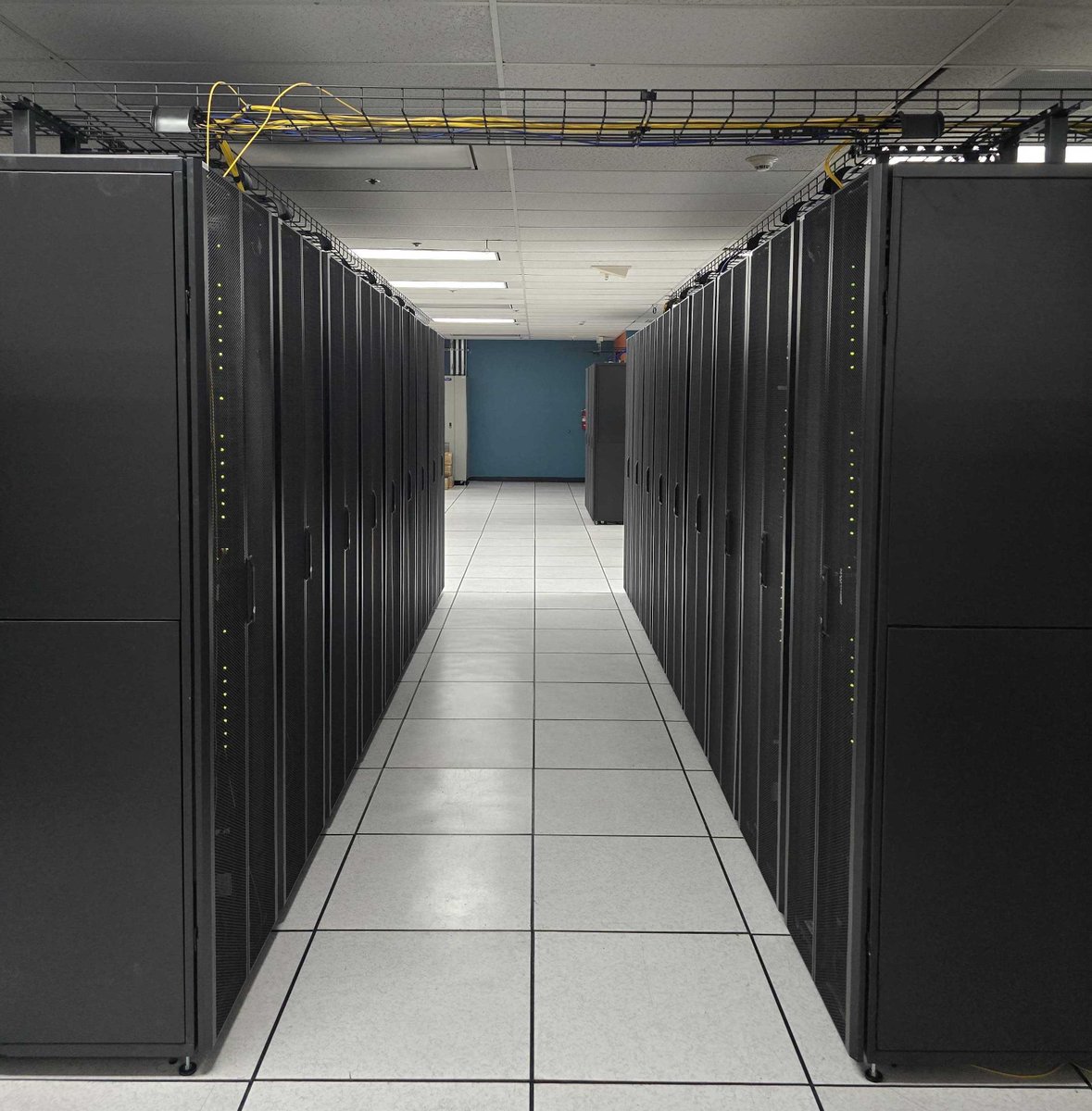 ColoCrossing's tweet photo. Built for performance and reliability. Take a look inside our Los Angeles data center, where enterprise-grade infrastructure meets 24/7 expert support. 🌐 

🔗 https://t.co/Kc1kxpGr5R 

#DataCenter #Cloud #Colocation https://t.co/tqGH7Vq3dx