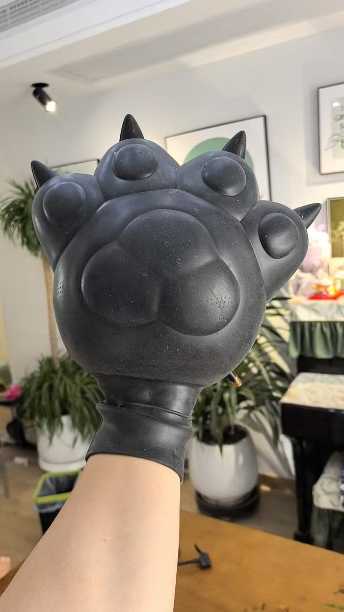 pumpld's tweet image. Beautiful and spectacular inflatable beast paws, what color scheme would you like it to be?
#inflatable #paws #squeaky #furry #pumpland