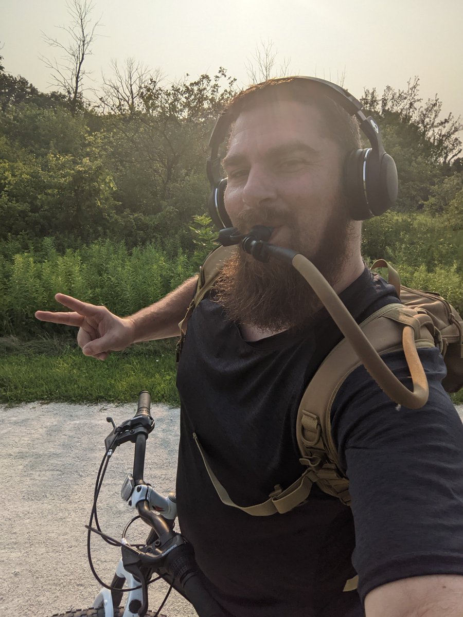 Got a good buddy from Chicagoland visiting this weekend ready to hit the North Carolina mountain biking trails &amp; get some miles under our belts 🚵‍♂️