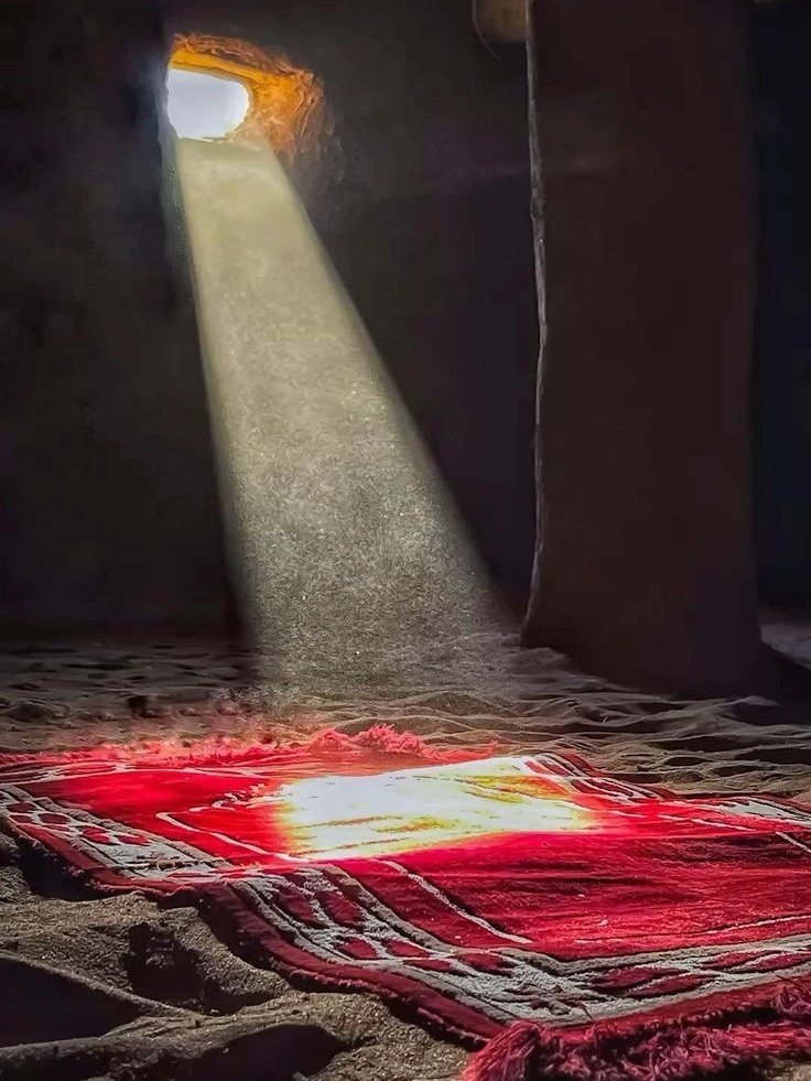 Hai chalan sab ka Kufiyo jaisa,
Aur baatein Hussainع wali hain...!!