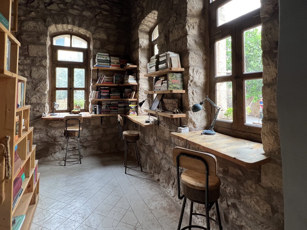 #SNS推し本大賞2025
「ヨルダンの本屋に住んでみた」

アラビア語はおろか、中東・ヨルダンの場所すら知らないのに、行ってみた日本人がいるらしい。私である。
「ここで働かせてください！」と飛び込んでみると、その本屋には、私と同じように様々な国から飛び込んできたスタッフが集まっていて…。