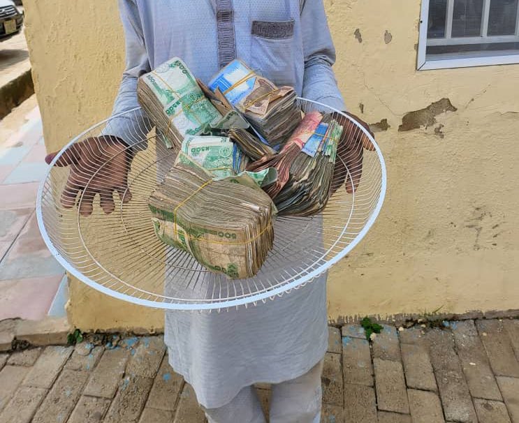 PRESS RELEASE

*FCT POLICE REJECTS 1.5 MILLION NAIRA BRIBE, ARREST MAN FOR ATTEMPTING TO PERVERT JUSTICE IN KIDNAP CASE.* 

FCT Police Command operatives have arrested one Yahaya Saleh, a 40-year-old man, for attempting to bribe police investigators with the sum of One Million,