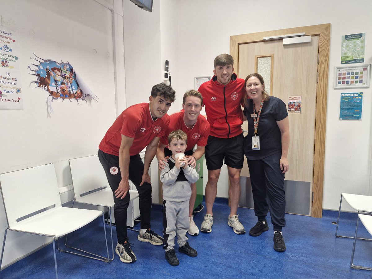 mena_mcmorrow's tweet image. So lucky to have⚽️ @sligorovers⚽️ players visit our ED and Children's ward. Thank you so much for putting a smile on everyone's face! #Sligo #bitored
*Parental consent given for photography.