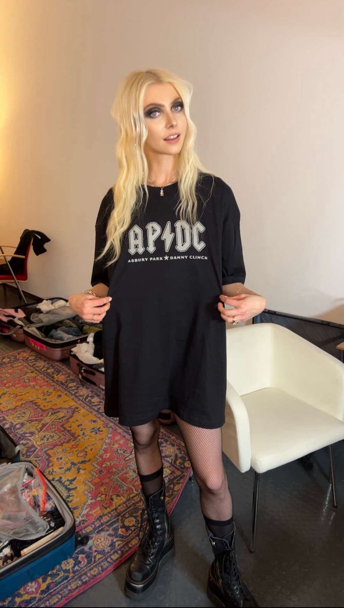 Transparent_AP's tweet image. So cool to see @taylormomsen running around Europe in our AP⚡️DC shirt while on tour opening for AC/DC ! The Pretty Reckless are so bad ass ! Have you seen this tour ? Thanks to Ben for visiting the Transparent Clinch Gallery and grabbing some of our swag .