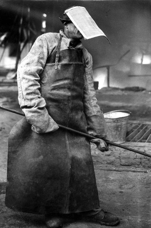 AndrewRawson11's tweet image. Munitions required steel. Men worked in the foundries or made the larger items, while women made the smaller ones. Furnaces were expanded to increase output, while thousands of tons were imported from America to Trafford Park, Manchester.