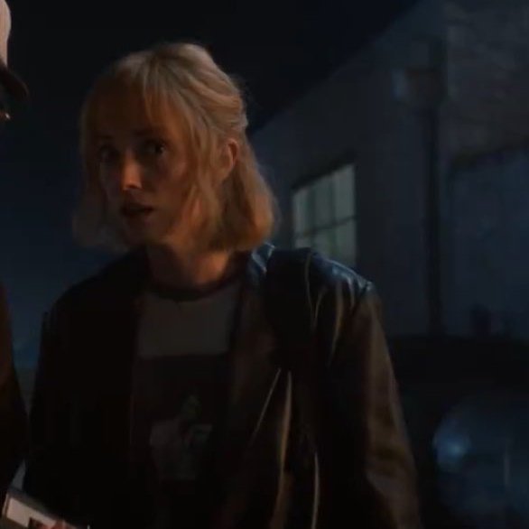 chr0nicy4pper's tweet image. im actually kicking my feet and giggling thats my wife im in love with her call me nancy wheeler with the way i'd- *GUNSHOTS*