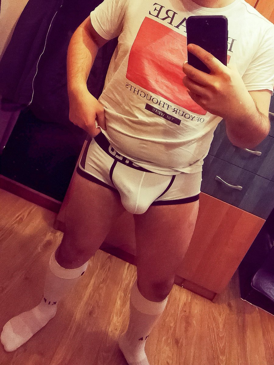 Cyn825's tweet photo. Czekam na Wasze w DM :D 

#gaytop #gayman #gaystyle #malefashion #socksfetish #sneakersfetish #whitebriefs #bulge #homoerotic #malelook #mirrorlook #domwear #gaycontent #undiesdaily #athomefit #fetishwear #gayfit #gaydude https://t.co/eLSiarOjoz