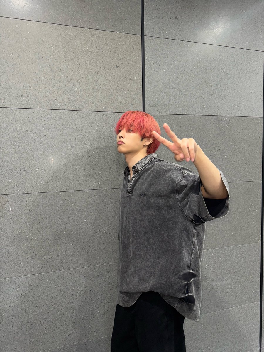 [📸] 선우 아이돌 라디오 시즌4 DJ 완료🦝 눈은 아니고 비가 내리는 오늘☔️ 지금 이 순간 돌랑이들 마음엔 어‘떤’ 체리가 내려와🍒✨

#THEBOYZ #더보이즈
#SUNWOO #선우