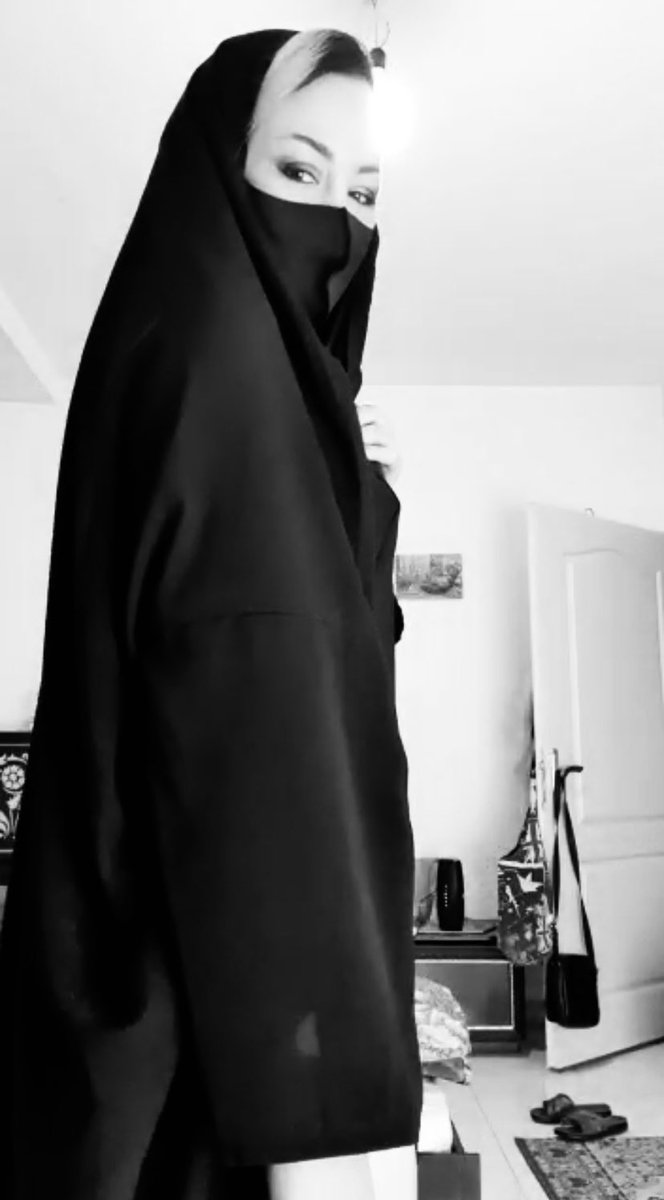 StripchatSir's tweet image. مثل آن خواب بعید است ببیند دیگر
هر که تعریف کند خواب خوشایندش را
قلب ِ من موقع اهدا به تو ایراد نداشت
مشکل از توست اگر پس زده پیوندش را
حفظ کن این غزلم را که به زودی شاید
بفرستند رفیقان به تو این بندش را
تويي آن شیخ سیه روز که در آخرعمر
لایِ تنپوشِ من گم کرد خداوندش را
