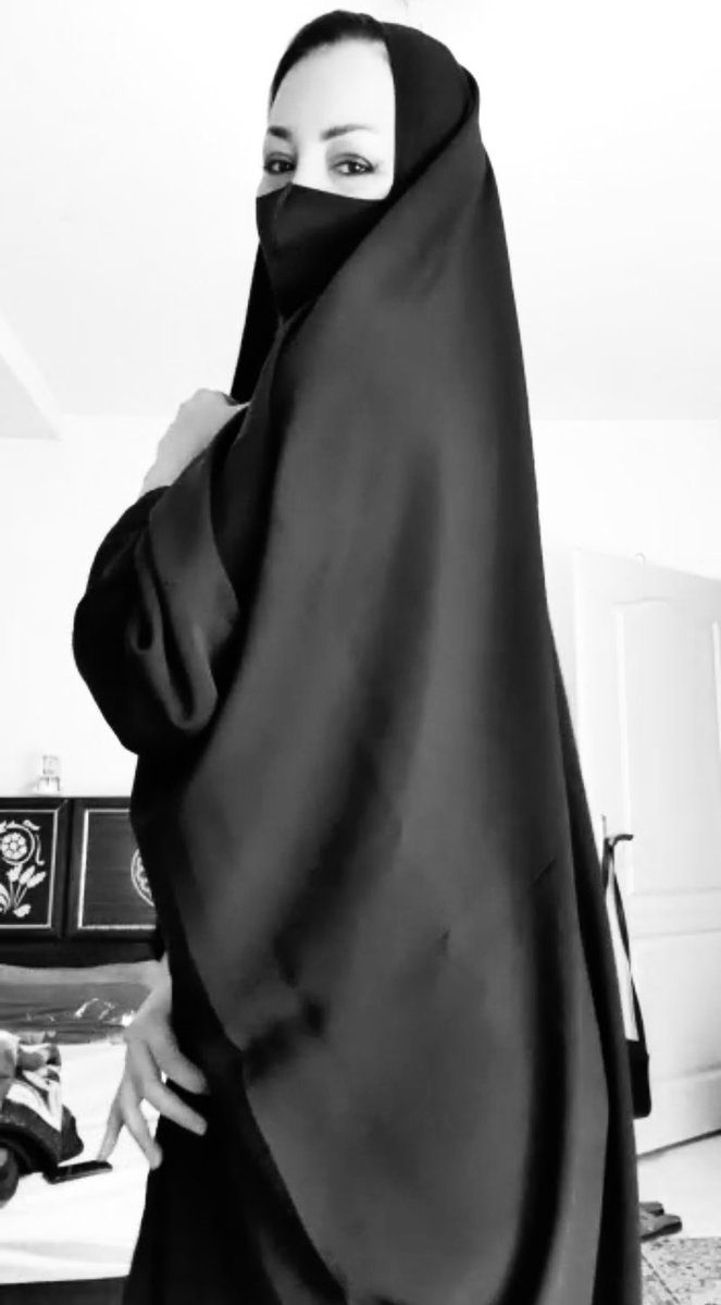 StripchatSir's tweet image. مثل آن خواب بعید است ببیند دیگر
هر که تعریف کند خواب خوشایندش را
قلب ِ من موقع اهدا به تو ایراد نداشت
مشکل از توست اگر پس زده پیوندش را
حفظ کن این غزلم را که به زودی شاید
بفرستند رفیقان به تو این بندش را
تويي آن شیخ سیه روز که در آخرعمر
لایِ تنپوشِ من گم کرد خداوندش را