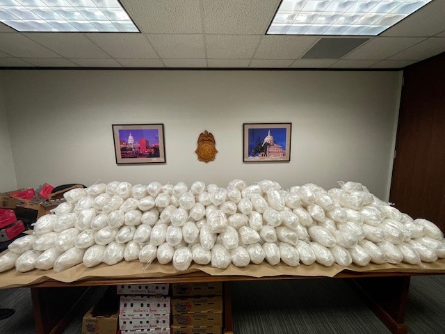 FBISanAntonio's tweet image. Between the boxes of blueberries are over 300 kg of meth!
@DEAHoustonDiv + FBI = one mission: Crushing violent crime and stopping drugs from poisoning our communities.
We appreciate the assistance of @TxDPS, @Austin_Police, Hays Co. SO, Pflugerville PD, CPPD, and Bastrop Co.…