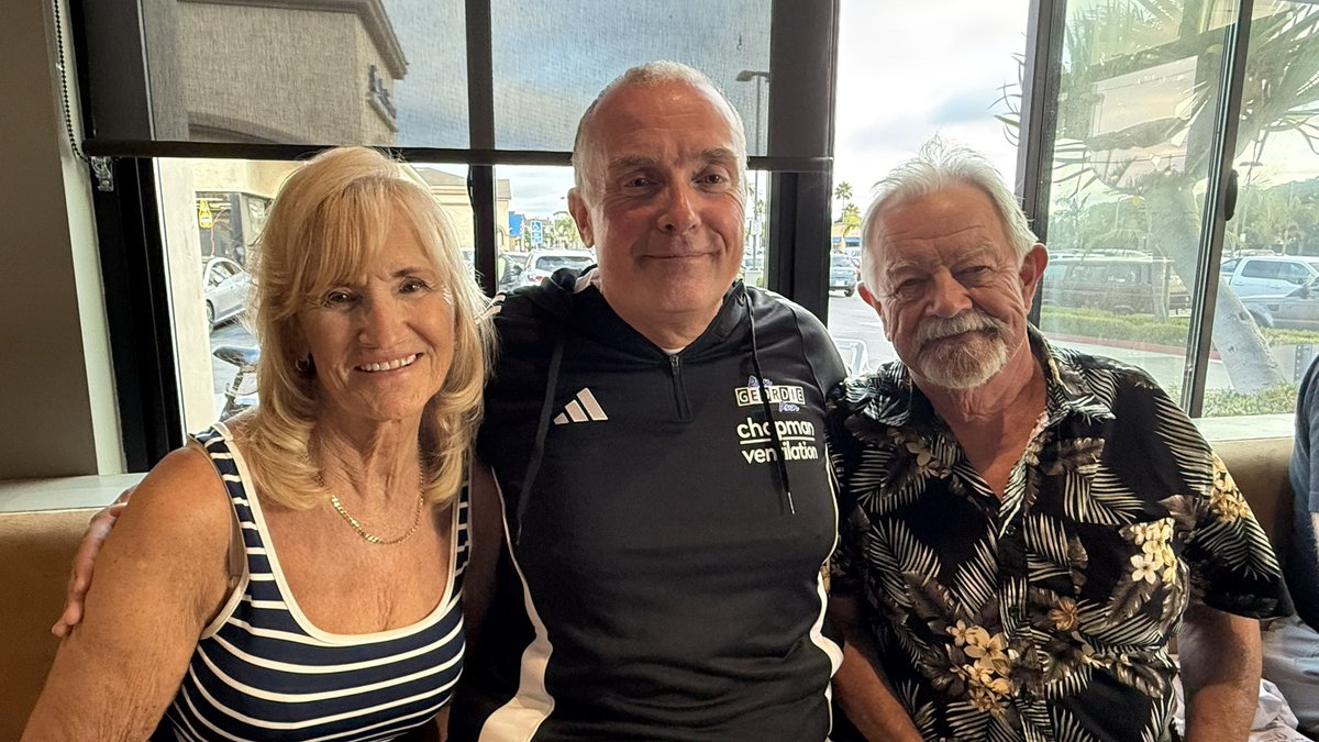 rungeordierun's tweet image. This is north east ex pats Anne and Norm. Anne’s brother was cared for at St. Benedict’s Hospice. It was great to meet such lovely people.
justgiving.com/page/rungeordi…