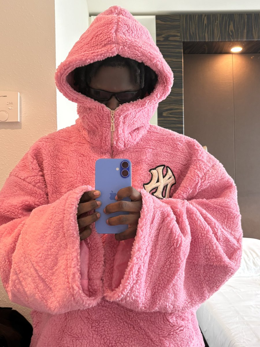 Famouspluto_'s tweet image. 