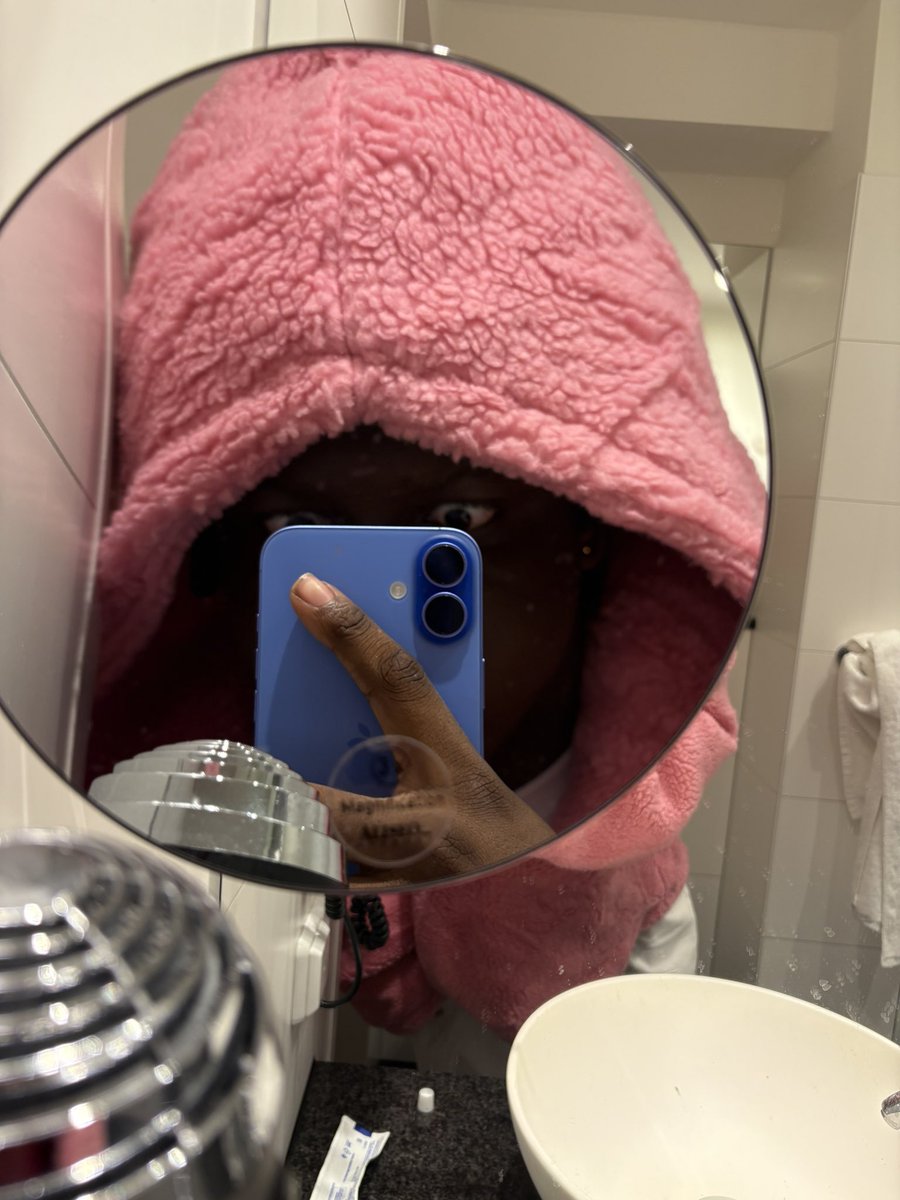 Famouspluto_'s tweet image. 