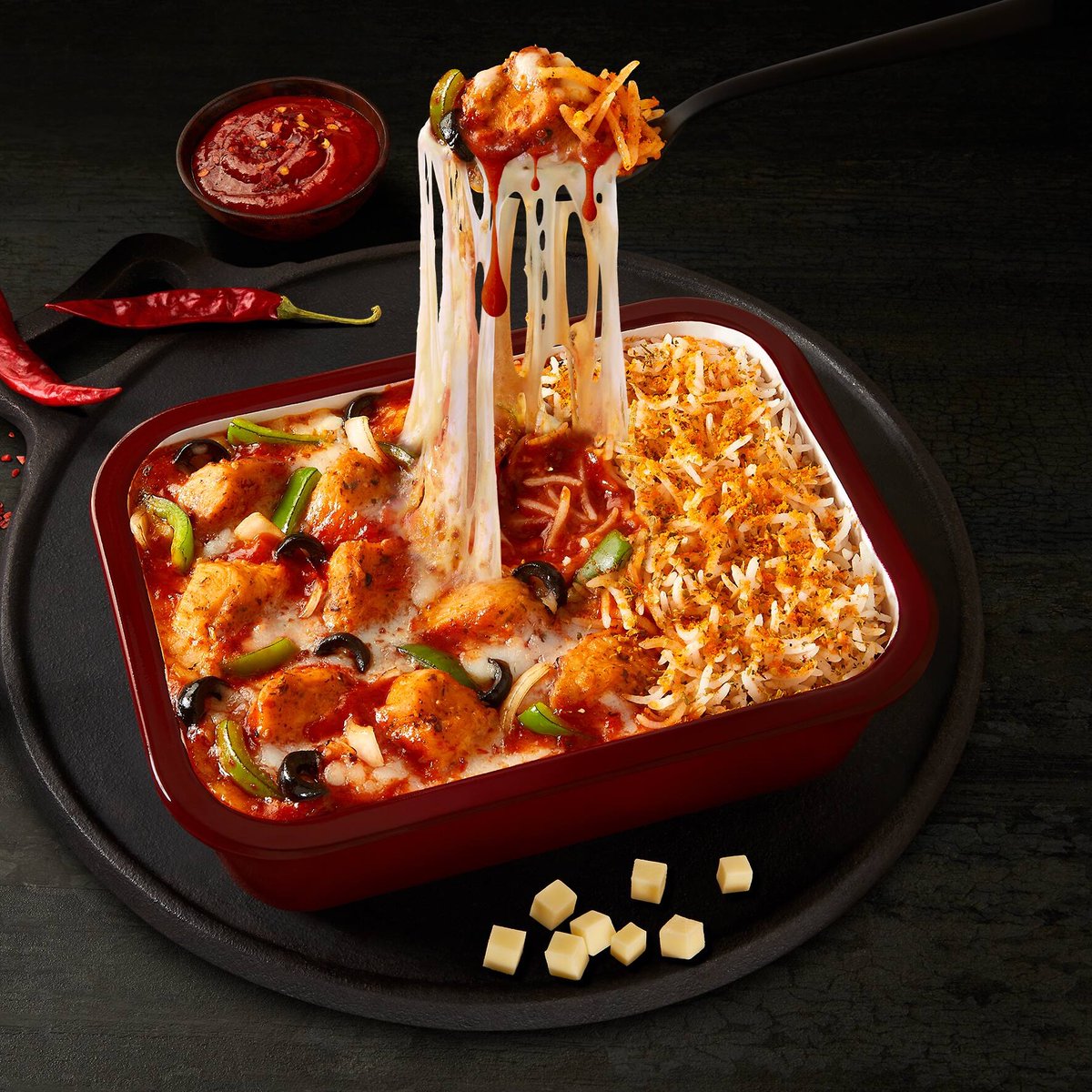 kantaapdesigner's tweet photo. There’s a thin line between marketing magic and customer manipulation @dominos_india

Being a F&amp;B branding guy I understand that food photography should entice the customers but keep the real product at least 80-90% similar to that!

#FoodBranding #DominosIndia #DoBetterDominos https://t.co/iEdBeYtybP