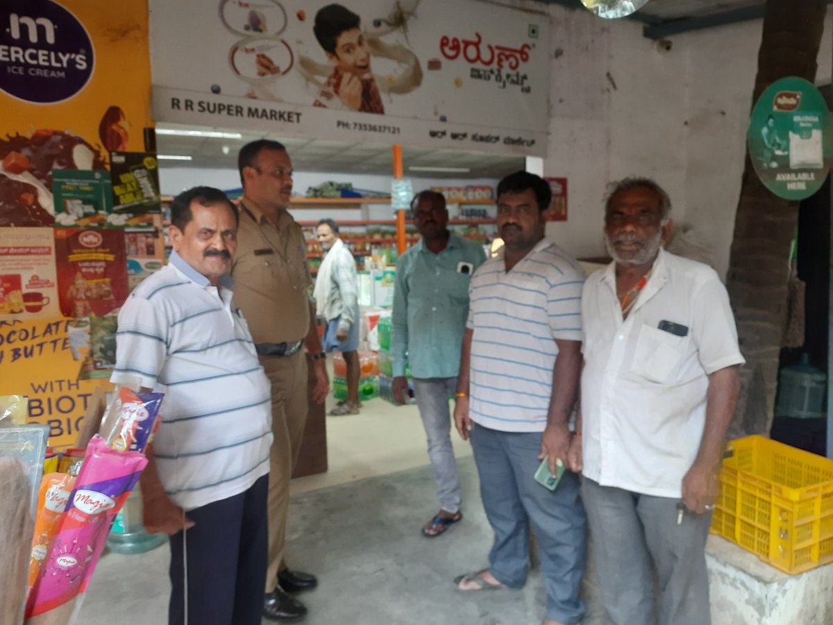 PUTTENAHALLIPI's tweet photo. ಮನೆ ಮನೆ ಪೊಲೀಸ್ !!
ನಿಮ್ಮ ರಕ್ಷಕರು, ನಿಮ್ಮ ಮನೆ ಬಾಗಿಲಿಗೆ!
ಕಾರ್ಯಕ್ರಮದ  ಅಂಗವಾಗಿ ಈ ದಿನ ಪುಟ್ಟೇಹಳ್ಳಿ  ಪೊಲೀಸ್ ಠಾಣಾ ವ್ಯಾಪ್ತಿಯಲ್ಲಿ  ವಿವಿಧ  ಏರಿಯಾಗಳಲ್ಲಿನ  ಮನೆಗಳಿಗೆ ಅಧಿಕಾರಿ ಮತ್ತು ಸಿಬ್ಬಂದಿಗಳು  ತೆರಳಿ ಸಾರ್ವಜನಿಕರಿಂದ  ಸಮಸ್ಯೆಗಳನ್ನು, ದೂರುಗಳನ್ನು ಹಾಗೂ  ಅಮೂಲ್ಯ ಸಲಹೆ-ಸೂಚನೆಗಳನ್ನು ಆಲಿಸಲಾಯಿತು. https://t.co/kKjw4Zka8L