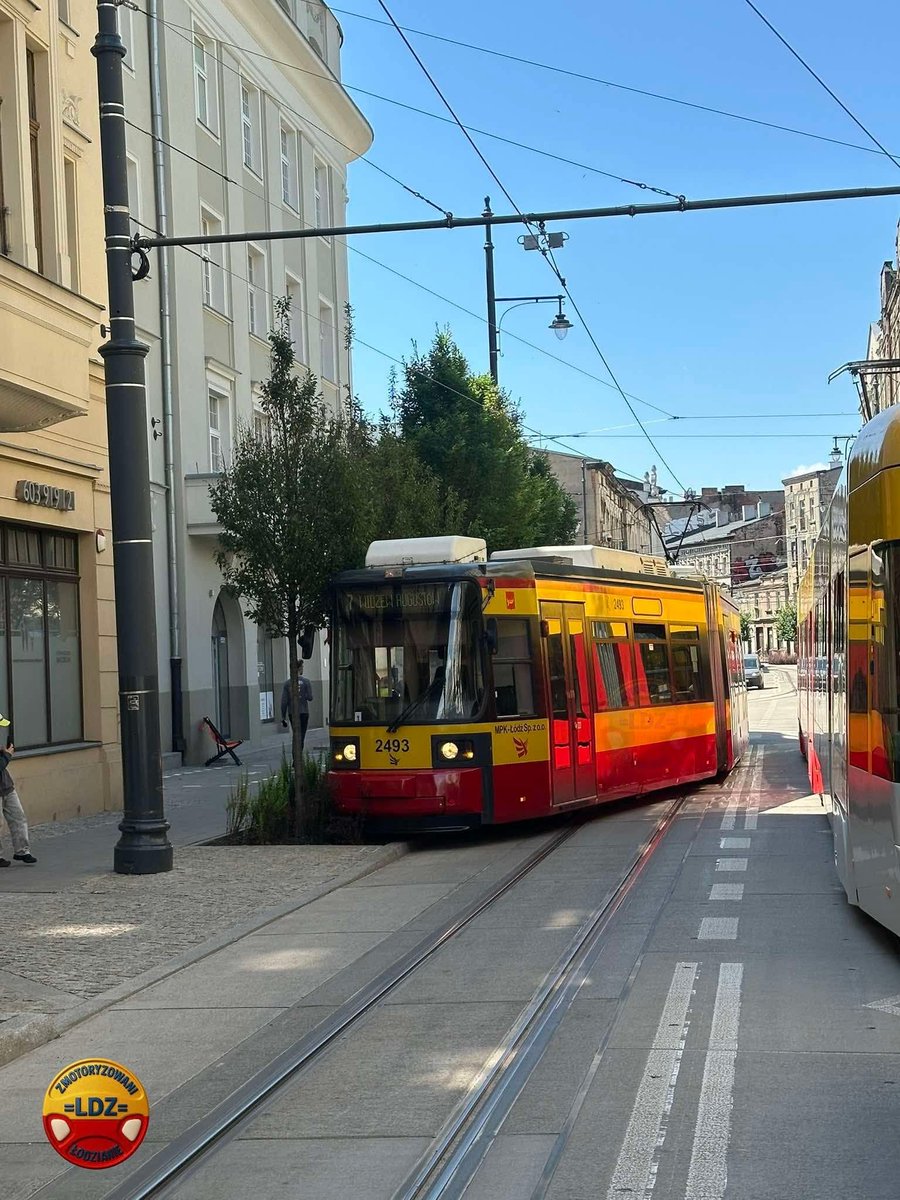 KlaudiaDomagala's tweet image. Wykolejenie na NOWYM TOROWISKU na ulicy Legionów w Łodzi. Wykoleił się niedawno kupiony, zmodernizowany tramwaj 🫣 Ślady uszkodzonego betonu widać już od skrzyżowania Legionów-Gdańska.
Co się jeszcze musi stać, aby Urząd Miasta Łodzi w końcu poważnie podszedł do tej ogromnej…