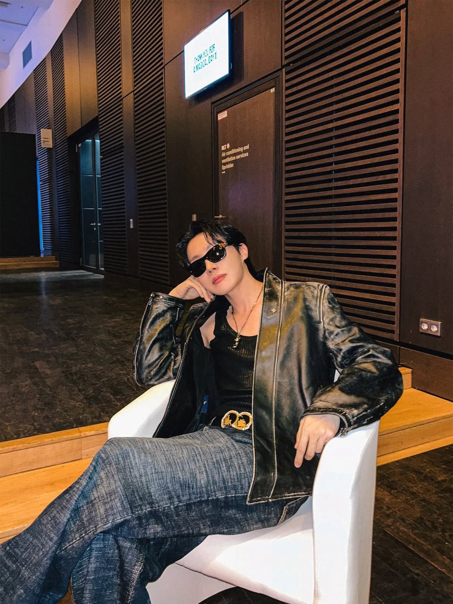 [📸]

j-hope Instagram Post

🐿: 😎❤️‍🔥