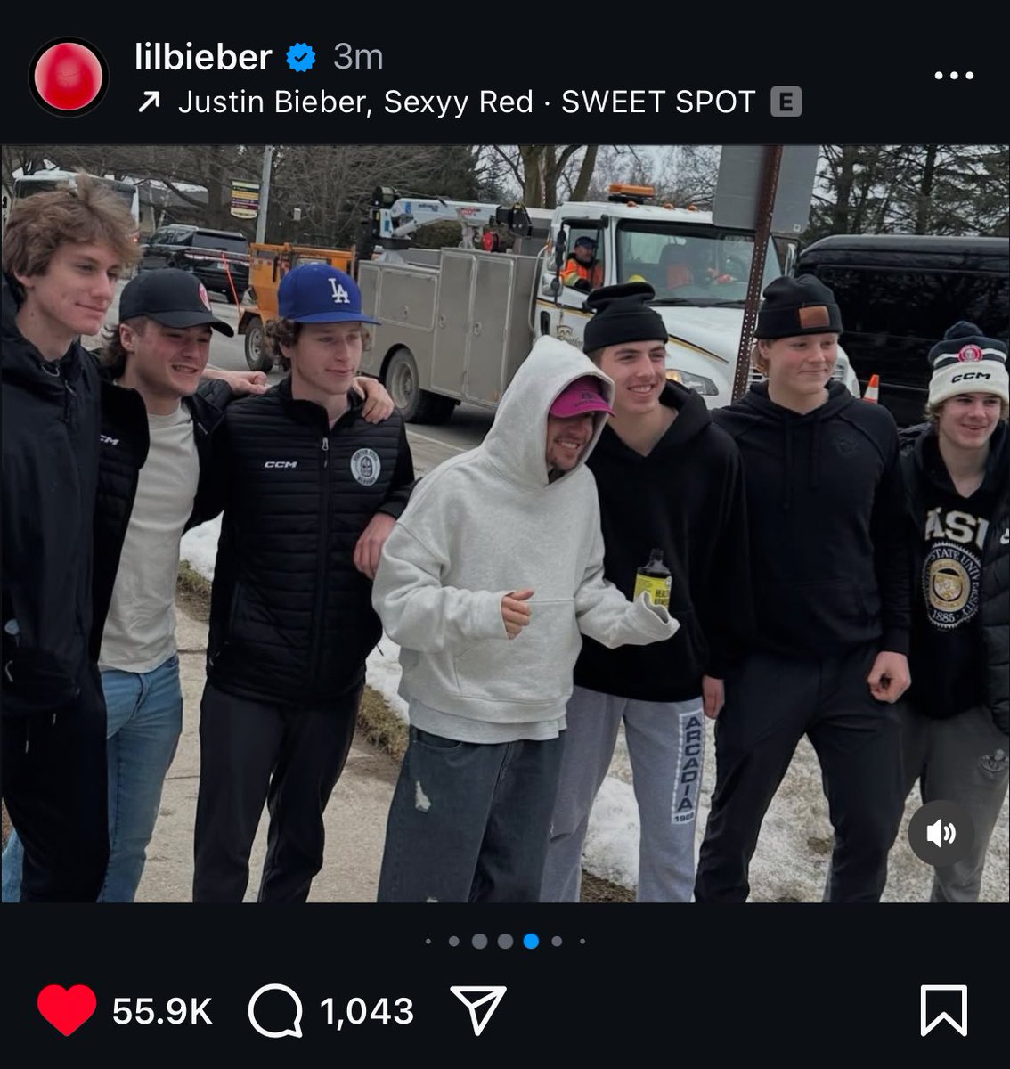 justin taking pictures with fans?? we are so back