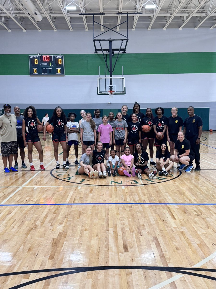 BGKYPolice's tweet image. Thank you to the @LadyTopperHoops for joining us for yet another great Skills Training at the F.O. Moxley Center last night!
We appreciate your investment in the community!
#bgky #wku #gotops #basketball