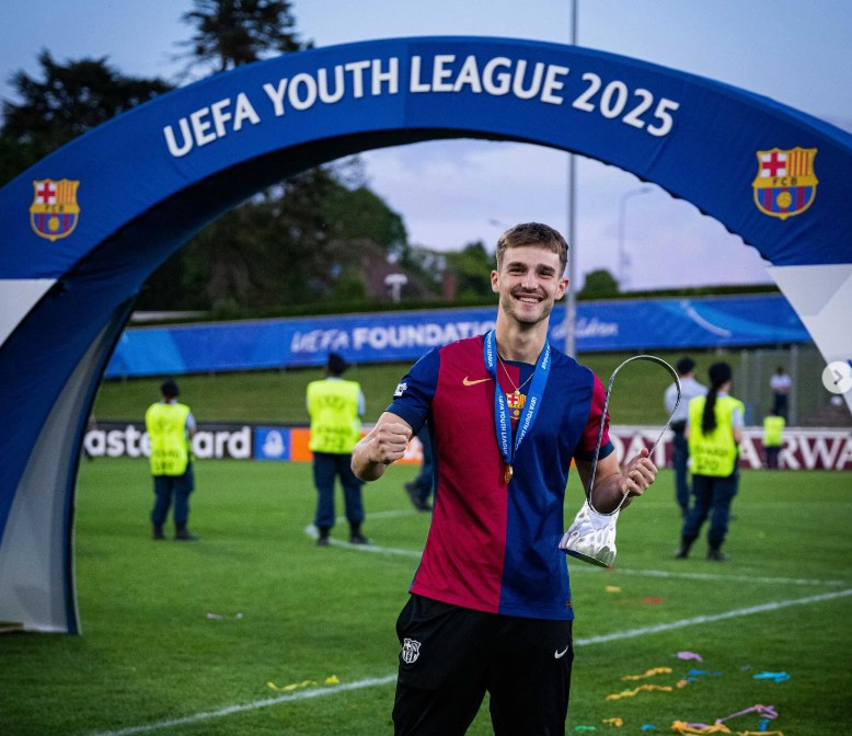 BlogLoloBeato's tweet photo. Informa @14eduSanina en @ZonaMixta__ que el central del @FCBmasia Héctor Rangel se convertirá en el segundo fichaje del @CanteraSFC El acuerdo ya esta cerrado e incluso el futbolista en sus redes sociales ya menciona al @SevillaFC https://t.co/NqB6Wfu3lZ
