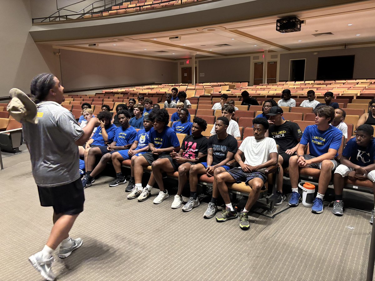 LCPAFootball's tweet image. Alumni Roger Rodriguez speaking life into the team. Thank you and much appreciation. 🐅🙏🏾