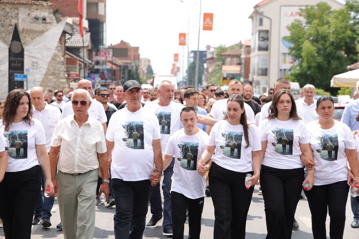 "15 kilometra i bëmë sot bac. Përditë i bëjmë aq. Nganjëherë djali ka qejf me ecë më shumë e i bëjmë 20." - Baci Sadri, disa ditë para se të ndërronte jetë.

Baci Sadri, sot Deçani eci me Azemin tënd ❤️

#imageofkosovo