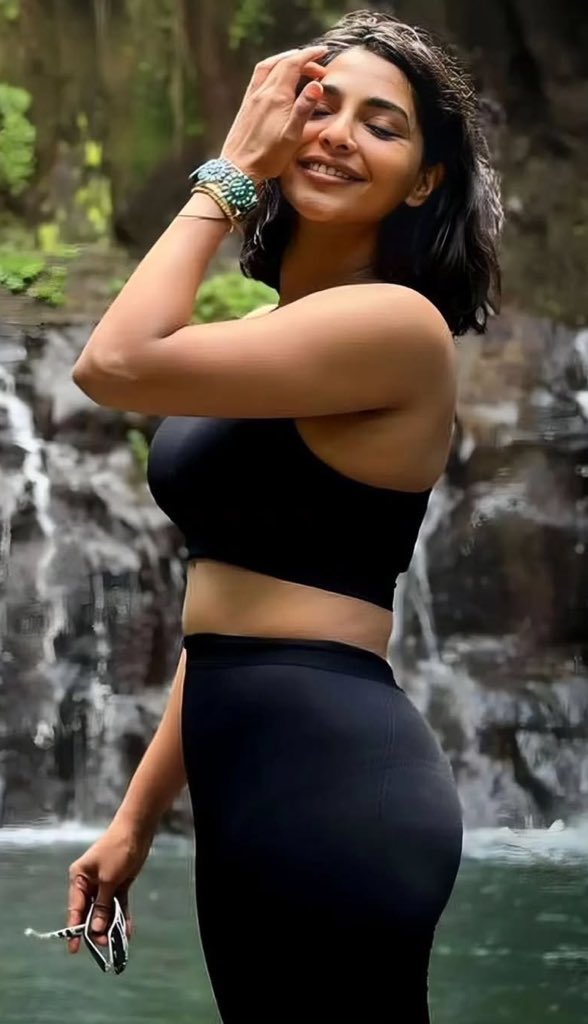 Sammuaddict69's tweet photo. Aishwarya Lekshmi 🥵 Ahh sizelu , nadumu 🍑 Emundi asala!
#AishwaryaLekshmi
#AishwaryaLekshmihot
#Kollywood #actress
#Tollywood #Lekshmi https://t.co/6dBPEFLt7G