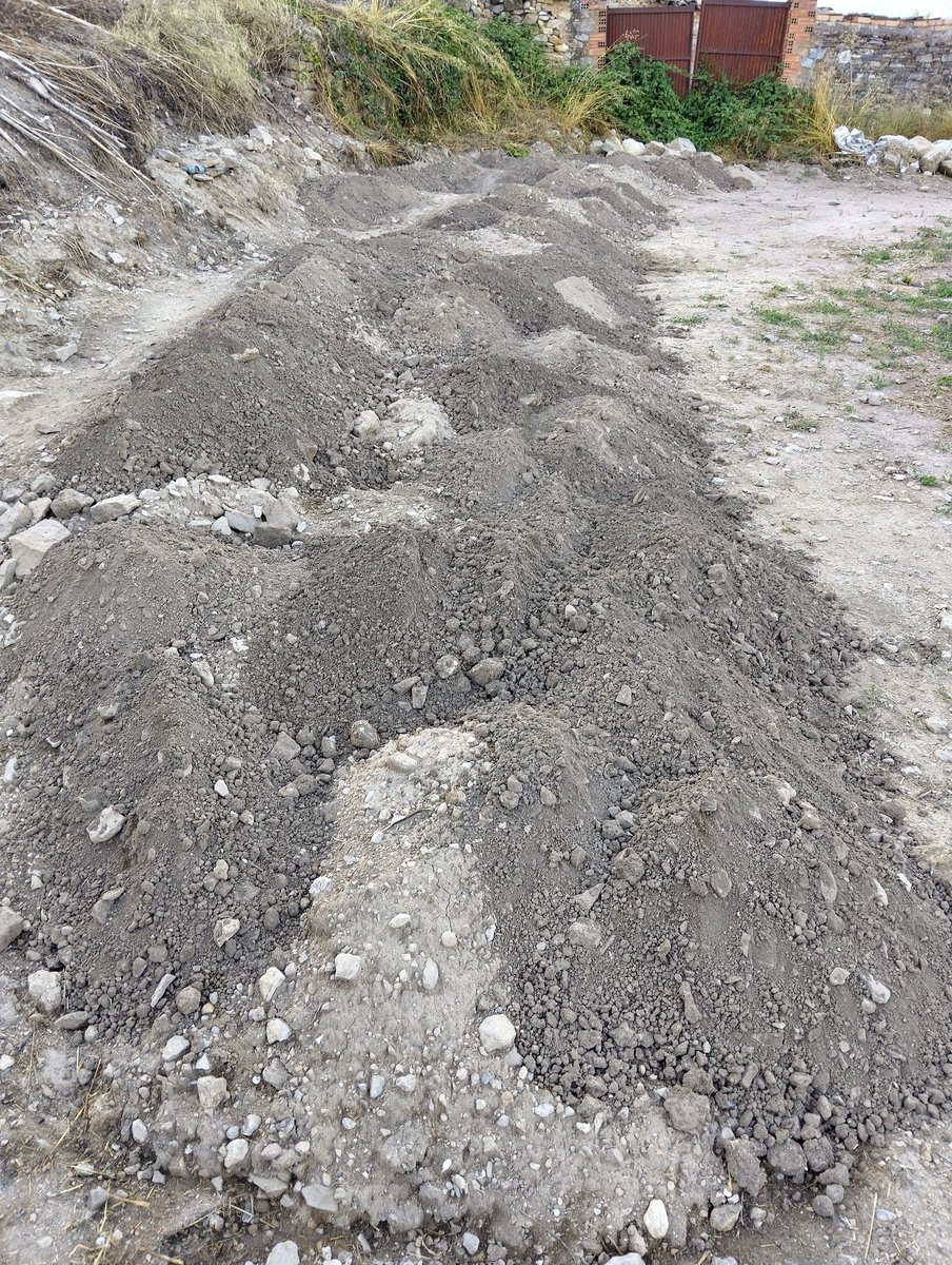 Com sabem quan acaba un nivell de terra i en comença un altre?
Sovint hi veiem diferent composició de la terra (llims/argiles/sorres), diferent consistència o diferent color. En aquesta terrera es veu com en són, de diferents, les terres dels diversos sectors que estem excavant.