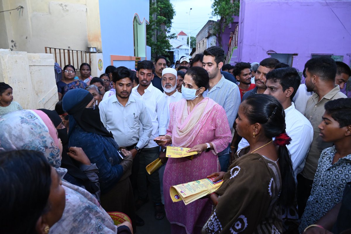 R_Madhavi_Reddy's tweet image. ‘‘సుపరిపాలనలో తొలిఅడుగు – ఇంటింటికి తెలుగుదేశం’’ కార్యక్రమంలో భాగంగా ఈ రోజు కడప నగరంలోని 39వ డివిజన్ లోగల మసీమబాబు సర్కిల్ ప్రాంతంలో కార్యక్రమం విజయవంతంగా నిర్వహించబడింది. అధికారంలోకి వచ్చిన సంవత్సరం కాలంలో కూటమి ప్రభుత్వం తీసుకొచ్చిన మార్పులను, ప్రజల సంక్షేమం–అభివృద్ధి కోసం…