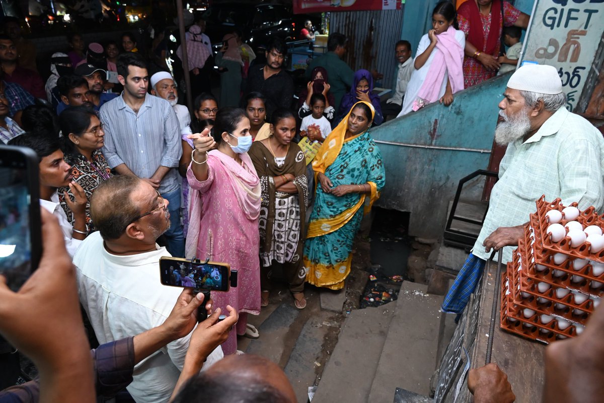 R_Madhavi_Reddy's tweet image. ‘‘సుపరిపాలనలో తొలిఅడుగు – ఇంటింటికి తెలుగుదేశం’’ కార్యక్రమంలో భాగంగా ఈ రోజు కడప నగరంలోని 39వ డివిజన్ లోగల మసీమబాబు సర్కిల్ ప్రాంతంలో కార్యక్రమం విజయవంతంగా నిర్వహించబడింది. అధికారంలోకి వచ్చిన సంవత్సరం కాలంలో కూటమి ప్రభుత్వం తీసుకొచ్చిన మార్పులను, ప్రజల సంక్షేమం–అభివృద్ధి కోసం…