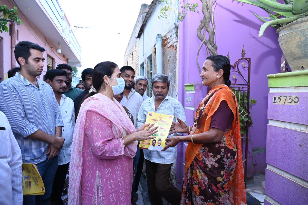R_Madhavi_Reddy's tweet image. ‘‘సుపరిపాలనలో తొలిఅడుగు – ఇంటింటికి తెలుగుదేశం’’ కార్యక్రమంలో భాగంగా ఈ రోజు కడప నగరంలోని 39వ డివిజన్ లోగల మసీమబాబు సర్కిల్ ప్రాంతంలో కార్యక్రమం విజయవంతంగా నిర్వహించబడింది. అధికారంలోకి వచ్చిన సంవత్సరం కాలంలో కూటమి ప్రభుత్వం తీసుకొచ్చిన మార్పులను, ప్రజల సంక్షేమం–అభివృద్ధి కోసం…