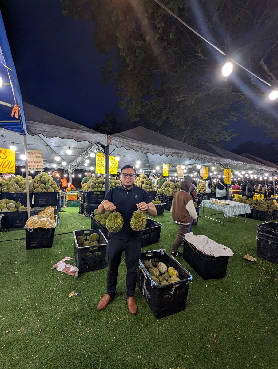 MalaysianFoods's tweet photo. Port makan Durian Sebakul RM20 dan Durian 8 Biji RM100 ( Udang Merah, Musang King dan IOi) dekat Kota Damansara!

Yang mana mengidam nak makan durian boleh lah bawa family gathering bersama. Makan durian sampai piias hati dan yang pentin bukan timbang kilo tapi jual ikut Biji.

MUSANG King, IoI,Udang Merah
8 Biji RM100  
6 Biji RM100 
4 Biji RM100 
3 Biji RM100

Durian bakul fresh2 baru turun dari Lori cuma  RM20 (4-6 Biji Durian)

Jangan lupa Free 1 Biji Durian Udang Merah/IOi untuk Ibu Mengandung. 

lokasi : Rizky Durian Kota Damansara
