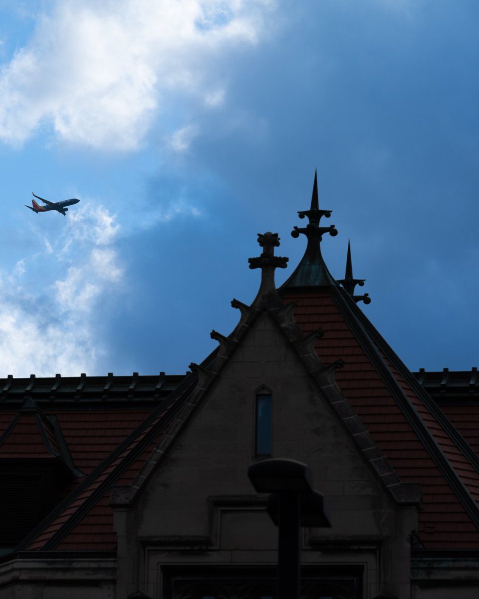 UChicago's tweet image. Blue hues in our campus views

📸 Jason Smith