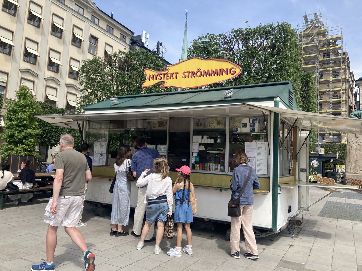 いつも並んでるけど食べたことなかったGamla stanのStrömmingsvagnen
ニシンのラップ120kr。
揚げたニシン、きゅうりのピクルス、玉ねぎ、ディル、マッシュされたポテトが入ってて、おいしかった。
想像の4倍くらい大きくて半分で重たいので、量を減らしてくれたら嬉しい🥹