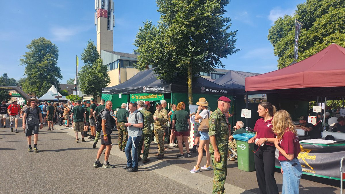 commandohut's tweet image. Dit was voor ons dag 2 van de 4 daagse. We hebben met liefde snacks koffie en fruit geserveerd, maar ook preventief tapen, blaren behandelen en massage. Voor iedereen die het wil. Burger en militair. Morgen in centrum Groesbeek. #4DaagseNijmegen #4Daagse