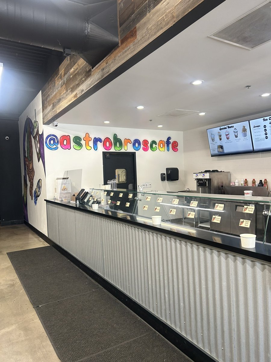 BrennanforOhio's tweet image. Enjoyed meeting Omar - the owner of Parma’s new Astro Bros. Ice Cream located in the Shoppes At Parma. The pistachio-Nutella stacker was excellent!