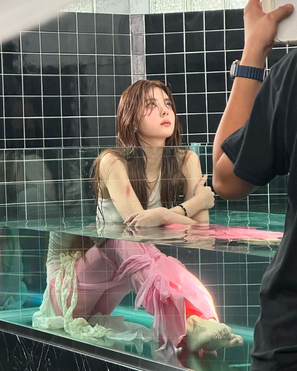 juhliachoi's tweet photo. they said i’m just a friend, 상상일 뿐이라며, but guess who’s still there when the 불 꺼지고. it’s too late to unsee me now? https://t.co/eCiDtv1P6F